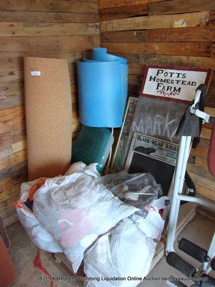 PALLET: SHOES, CLOTHES, CHALK BOARDS, PAINTING, FOAM, CORK ROLL, ETC