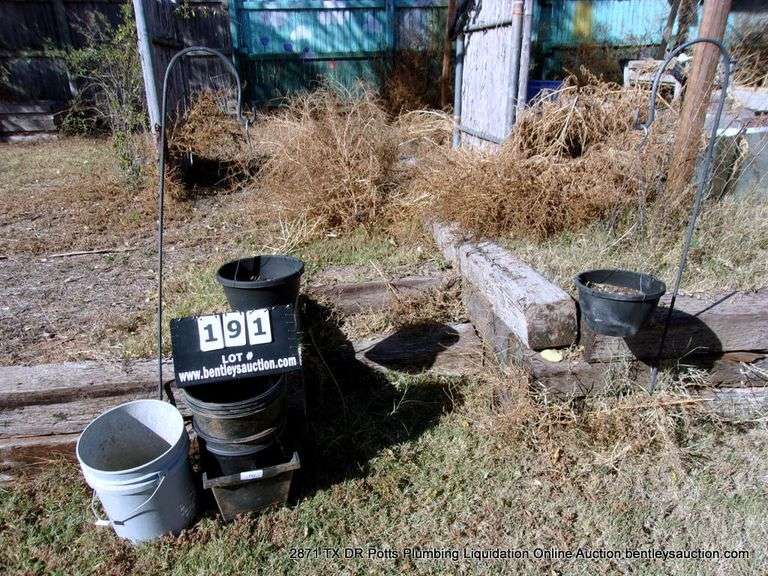 LOT: FLOWER POTS & FLOWER POT HANGERS