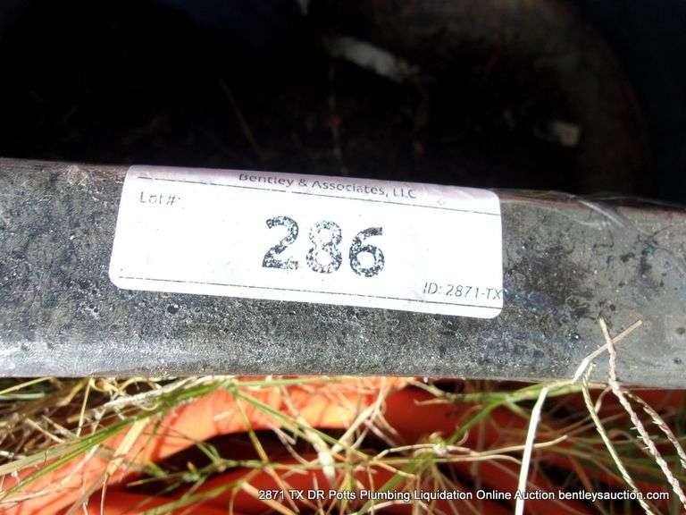 LOT: BLACK TUB W/ HOSES AND SPRINKLER