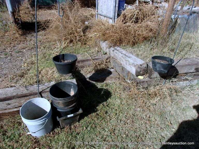 LOT: FLOWER POTS & FLOWER POT HANGERS