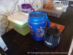 LOT: TEXAS LONGHORN ICE TRAY, PLASTIC COFFEE MUGS, TUPPERWARE