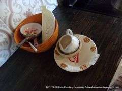 LOT: COOKIE BOWL, TEAPOT, SPATULA, SPOON, SALAD BOWL