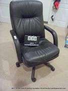 BLACK ROLL AROUND DESK CHAIR