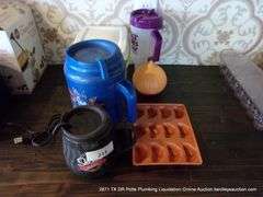 LOT: TEXAS LONGHORN ICE TRAY, PLASTIC COFFEE MUGS, TUPPERWARE