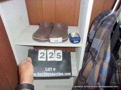 LOT: HARBOR FREIGHT FLASHLIGHT, BROWN CROCS 40