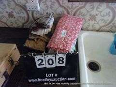 LOT: KITCHEN HAND TOWELS AND OVEN MITTS