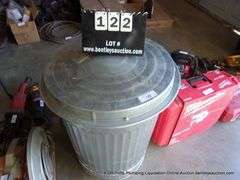 BEHRENS 31 GALLON TRASHCAN W/ LID