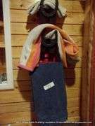 LOT: TOWELS, HAND TOWELS, HORSESHOE TOWL RACK