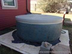 LOT: ROUND HOT TUB W/ COVER, PALLET PLATFORM AND STEPPING STONES
