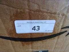 BOX: STRAPS, DRILL BITS, SCREW EXTRACTOR, BATTERY