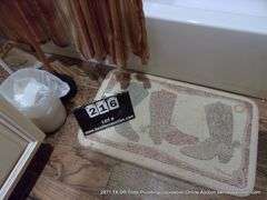 LOT: BATHROOM MAT, TRASHCAN, PLUNGER, BATH CURTAIN