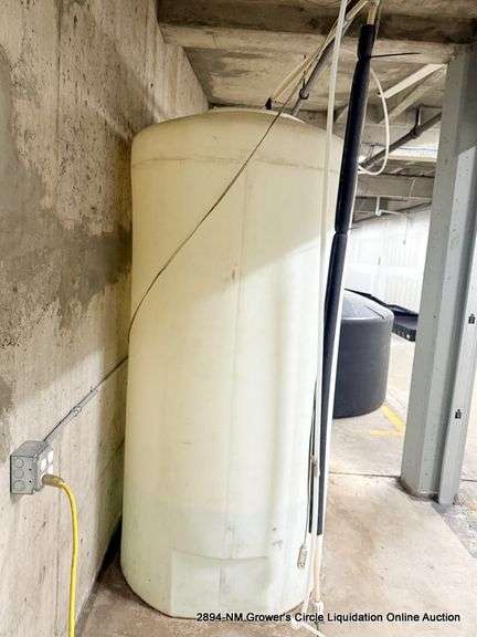 1000 GALLON FREE STANDING WATER TANK