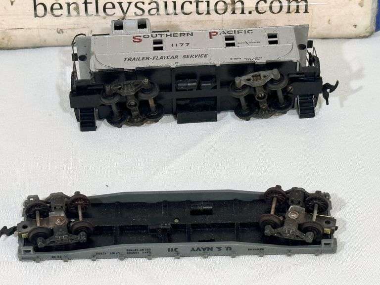 ATHEARN SOUTHERN PACIFIC #1177 CUPOLA CABOOSE W/ U.S. NAVY 311 FLATCAR, HO-SCALE