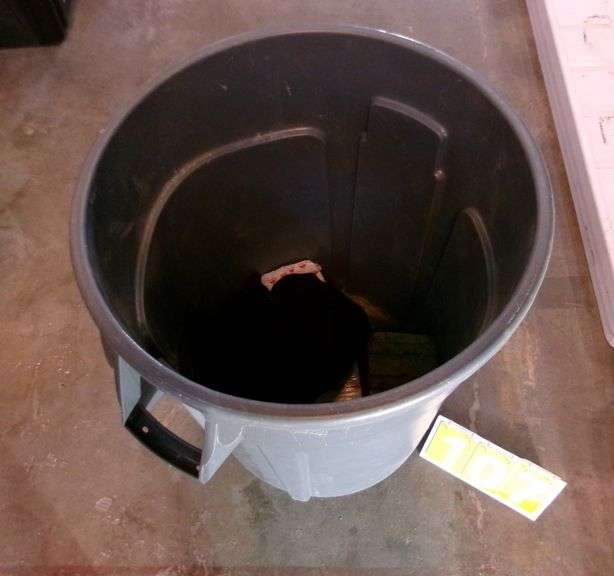 44 GALLON BRUTE TRASHCAN, NO WHEELS