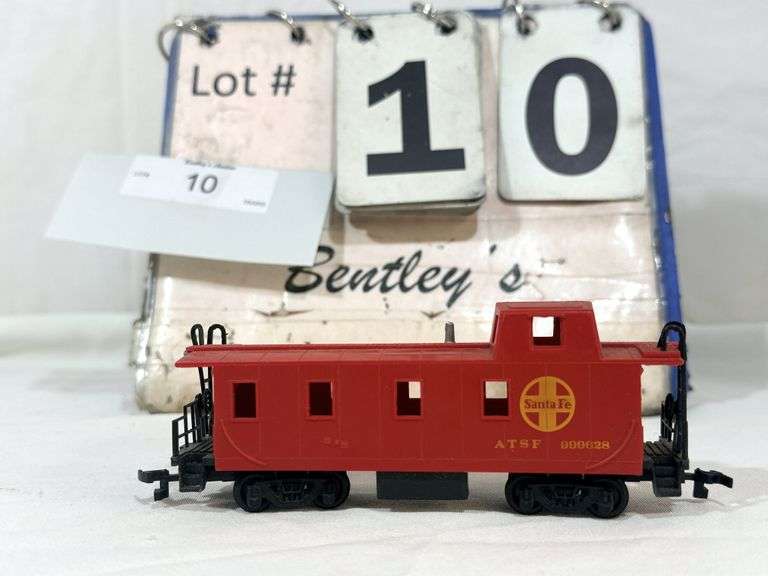 BACHMANN HO-SCALE SANTA FE STREAMLINED CABOOSE, #999628
