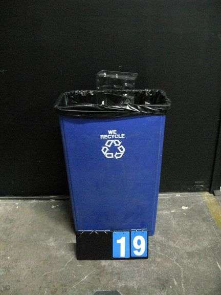 RUBBERMAID RECYCLE CAN