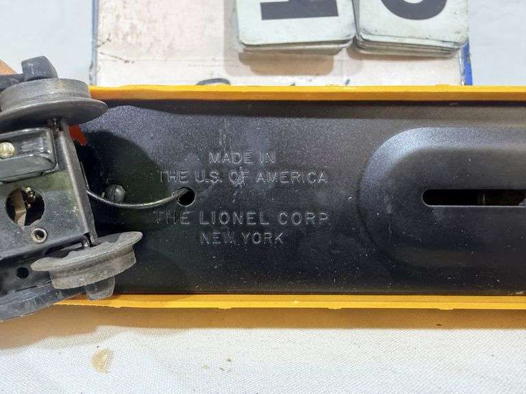 LIONEL NO. 3562 A.T. & S.F. O-GUAGE OPERATING BARREL CAR