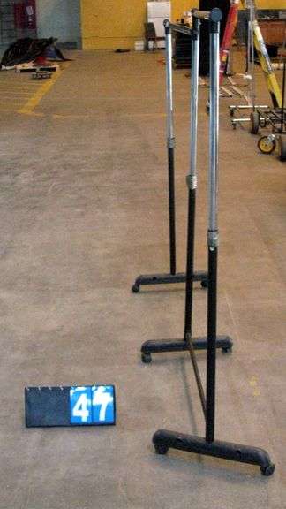 METAL CLOTHING RACK ON WHEELS