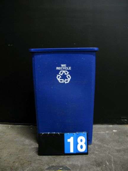 RUBBERMAID RECYCLE CAN