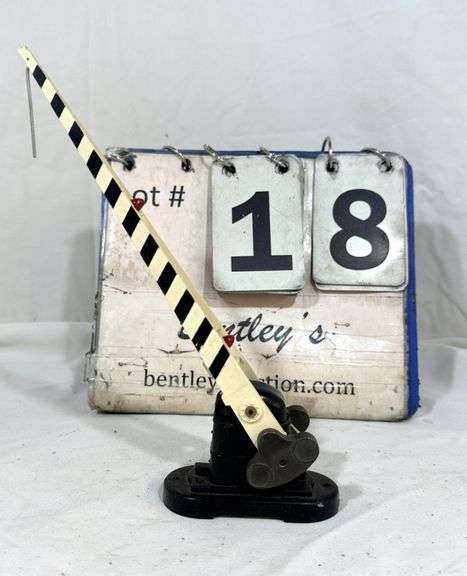 LIONEL NO. 252 AUTOMATIC CROSSING GATE TRAIN ACCESSORY