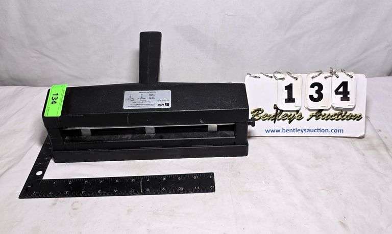 ACCO MODEL 450 ADJUSTABLE HOLE PUNCH