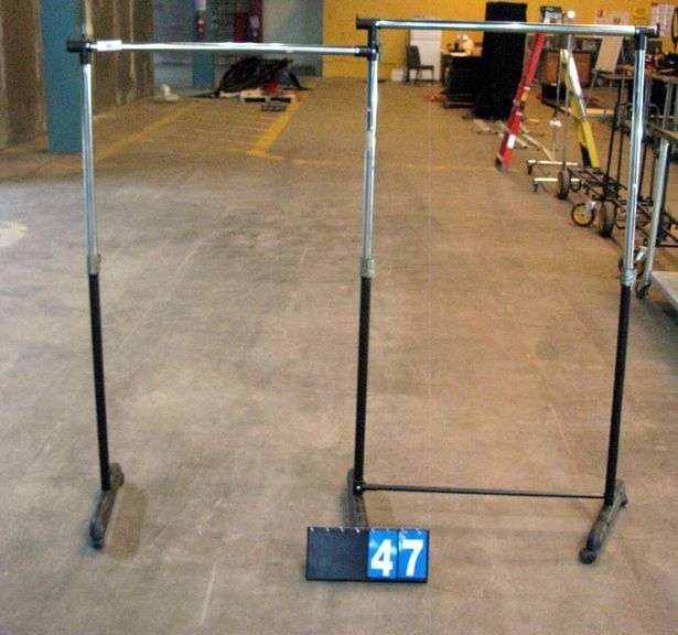 METAL CLOTHING RACK ON WHEELS