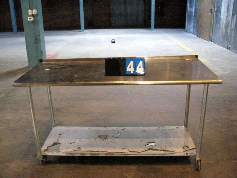 METAL STAINLESS TABLE ON WHEELS, 5' X 3' X 3'