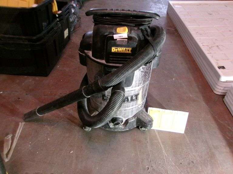 DEWALT 10 GALLON STAINLESS STEEL WET/DRY SHOP VACUUM