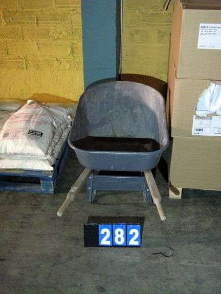 TRUE TEMPER SINGLE WHEELED WHEELBARROW