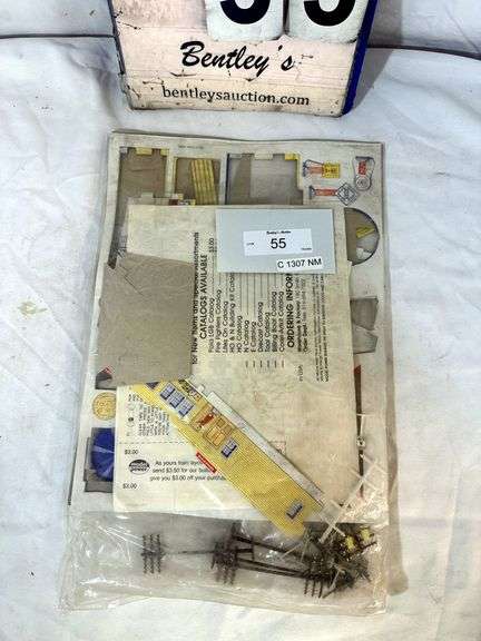 BAG: "POP-OUT" CARDBOARD SHEET FOR MODEL TRAIN STATION