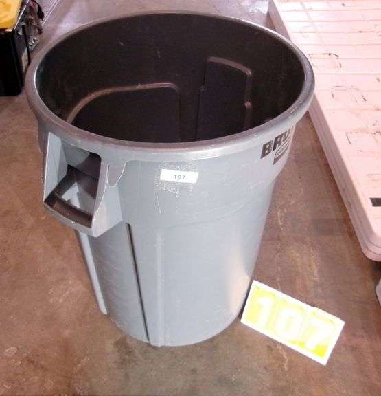 44 GALLON BRUTE TRASHCAN, NO WHEELS