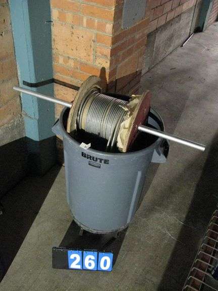 BRUTE PLASTIC TRASHCAN W/ MISC. ITEMS