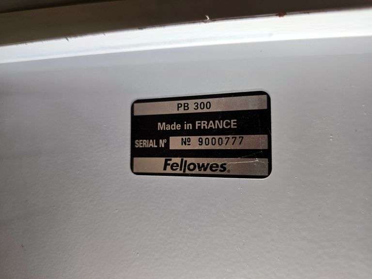 FELLOWS PB300 COMB BINDING MACHINE