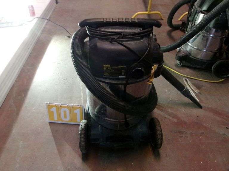 DEWALT 10 GALLON STAINLESS STEEL WET/DRY SHOP VACUUM
