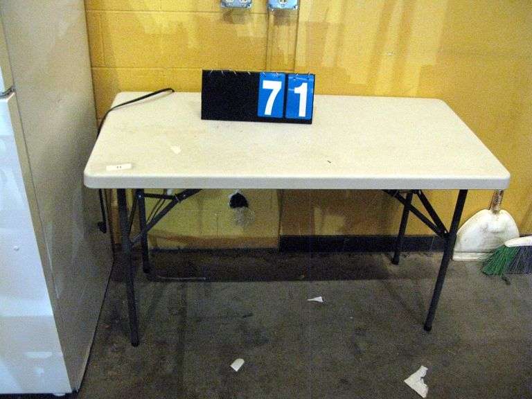 WHITE PLASTIC TABLE