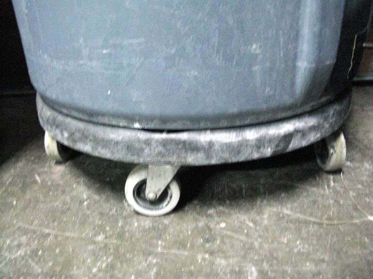 RUBBERMAID BRUTE TRASHCAN W/ CASTERS