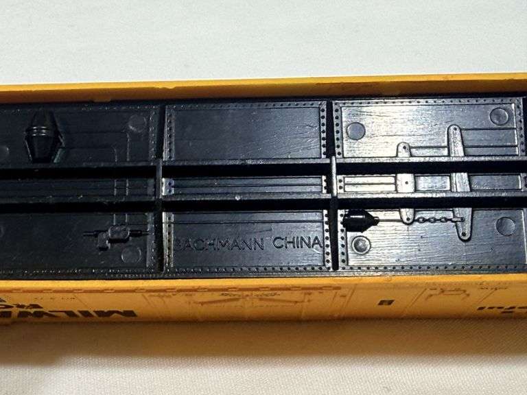 BACHMANN HO-SCALE MILWAUKEE ROAD BOXCAR, MILW56500