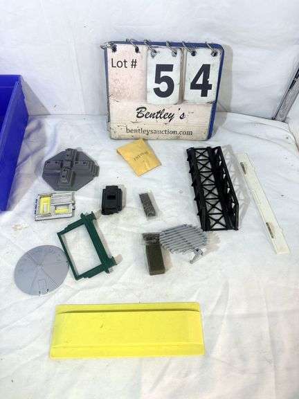 BIN: ASSORTED HO-SCALE RAILROAD TRAIN ACCESSORIES - CONTENTS ONLY!