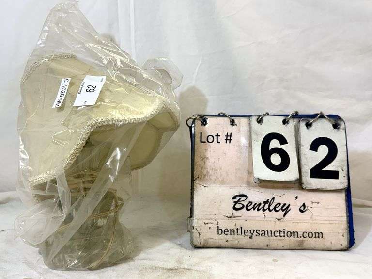 VINTAGE GLASS BASE TABLE LAMP