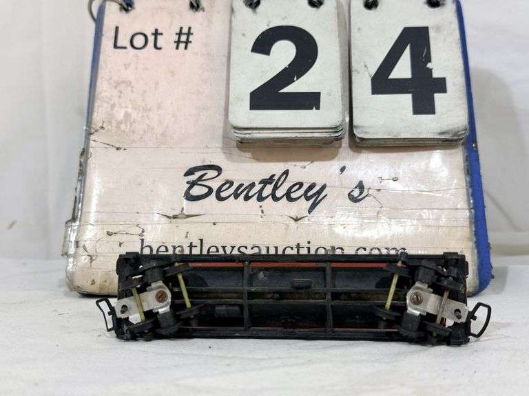 VINTAGE HO-SCALE MOBILGAS 1 HATCH RED TANKER CAR