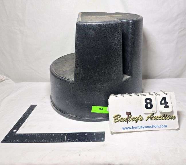 RUBBERMAID FOOTSTOOL, B1K