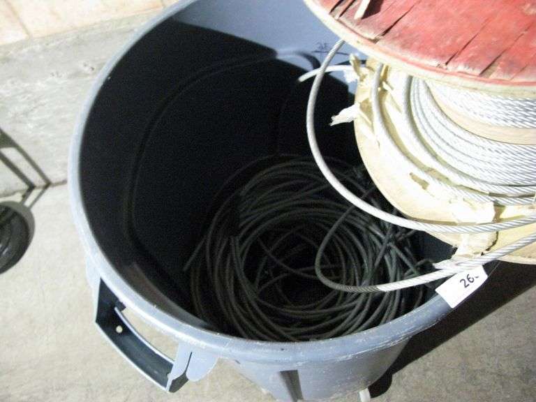 BRUTE PLASTIC TRASHCAN W/ MISC. ITEMS