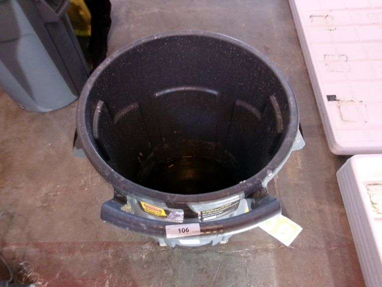 44 GALLON WHEELED BRUTE TRASHCAN