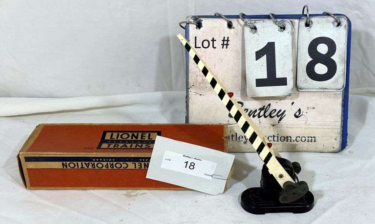 LIONEL NO. 252 AUTOMATIC CROSSING GATE TRAIN ACCESSORY