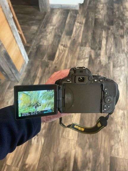 NIKON DIGITAL CAMERA D5600 W/ CASE - WORKS