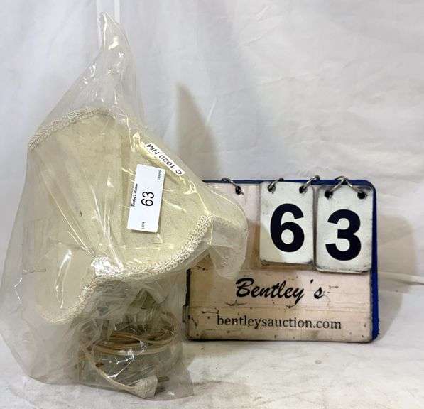 VINTAGE GLASS BASE TABLE LAMP