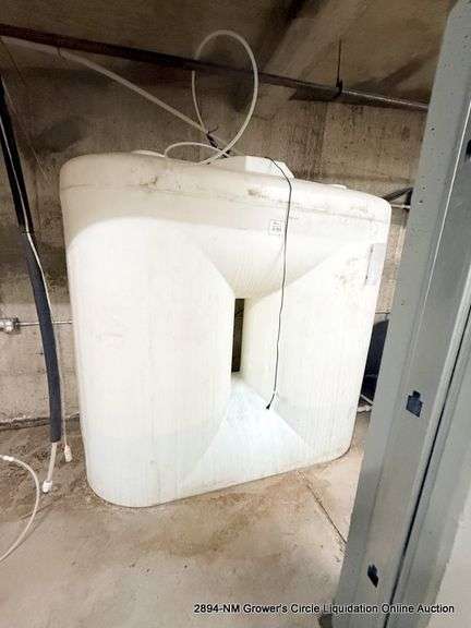 1000 GALLON FREE STANDING WATER TANK
