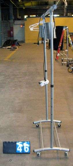 METAL CLOTHING RACK ON WHEELS: MISC GROWING ITEM