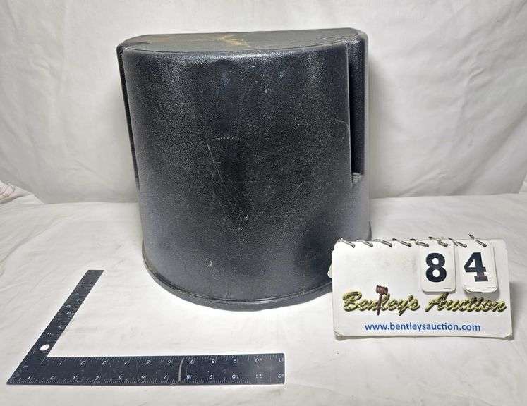 RUBBERMAID FOOTSTOOL, B1K