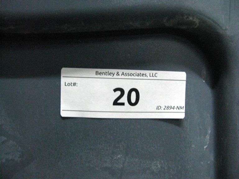 RUBBERMAID BRUTE TRASHCAN W/ CASTERS